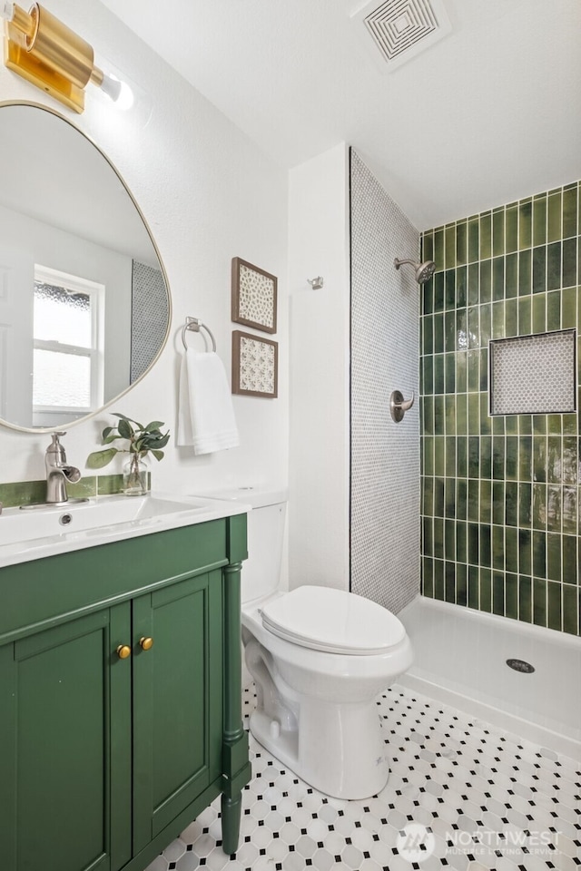 24405 24th Ave S, Des Moines, WA 98198 - bathroom featuring a tile shower, vanity, and tile patterned floors