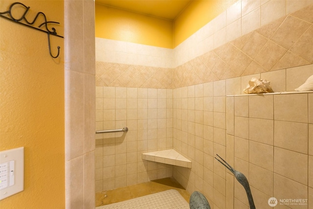 822 E Oak St, Sequim, WA 98382 - bathroom featuring tiled shower