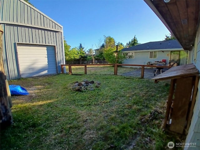 5735 NE 8th St, Renton, WA 98059 - view of yard with a detached garage