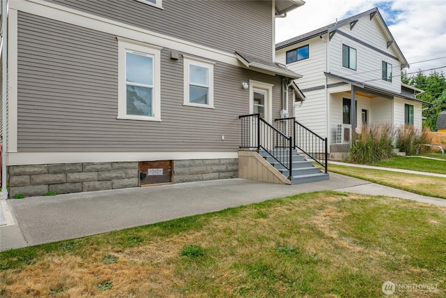 1609 Humboldt St, Bellingham, WA 98225 - view of front of property with a front lawn