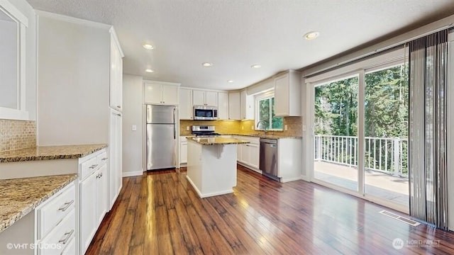 33700 33rd Pl SW, Federal Way, WA 98023 - kitchen with stainless steel appliances, tasteful backsplash, white cabinetry, recessed lighting, and a textured ceiling