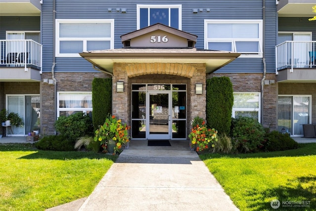 516 Darby Dr Unit 207, Bellingham, WA 98226 - entrance to property with a lawn and stone siding