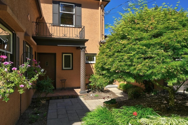 19453 Military Rd S, Seatac, WA 98188 - view of exterior entry featuring a balcony and stucco siding