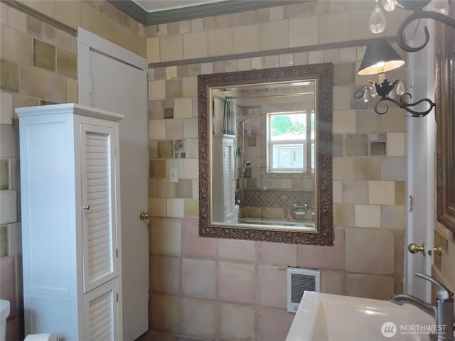 306 Henderson Way E, Tonasket, WA 98855 - bathroom featuring tile walls