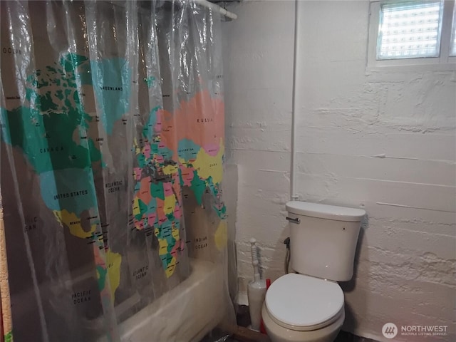306 Henderson Way E, Tonasket, WA 98855 - full bath with shower / bath combination with curtain and toilet