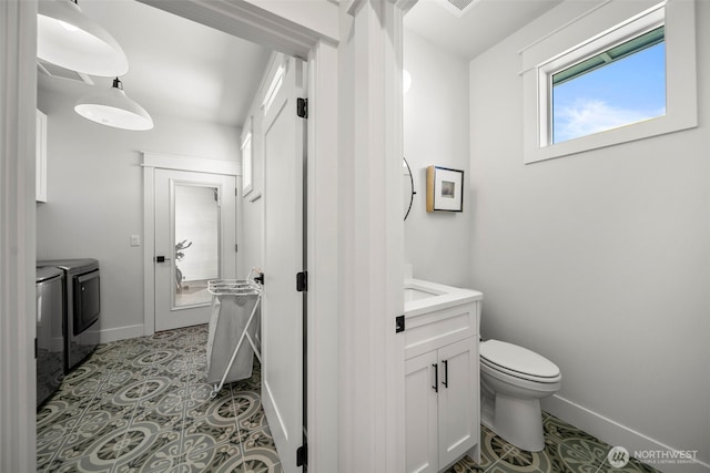 451S Partridge Ln, East Wenatchee, WA 98802 - bathroom with washing machine and clothes dryer, vanity, and tile patterned floors
