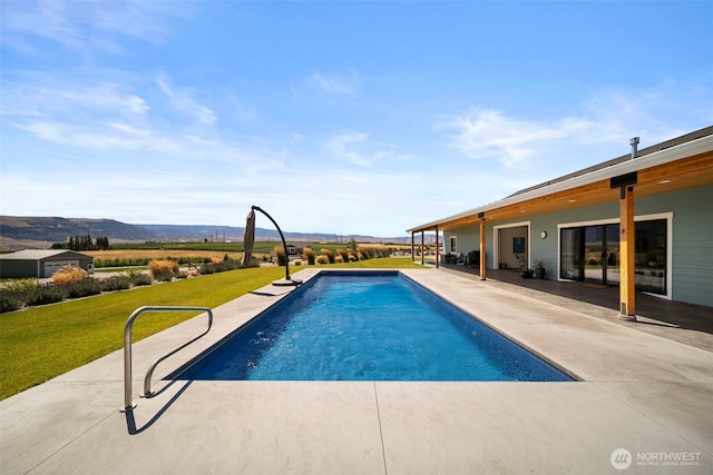 451S Partridge Ln, East Wenatchee, WA 98802 - outdoor pool featuring a patio, a mountain view, and a lawn