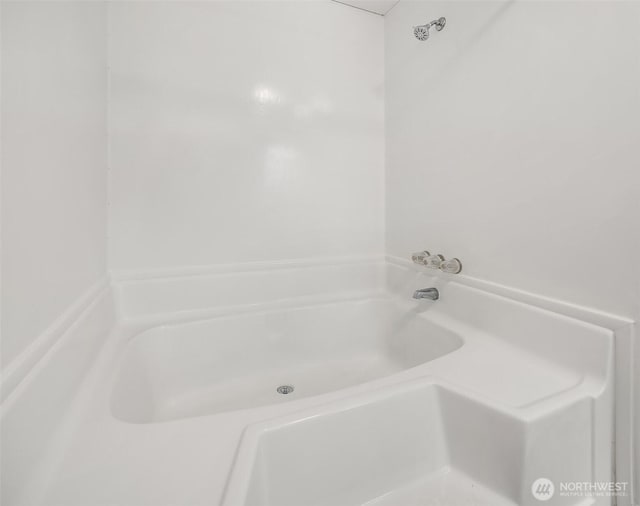 11500 Meridian Ave S Unit 22, Everett, WA 98208 - full bath featuring a garden tub