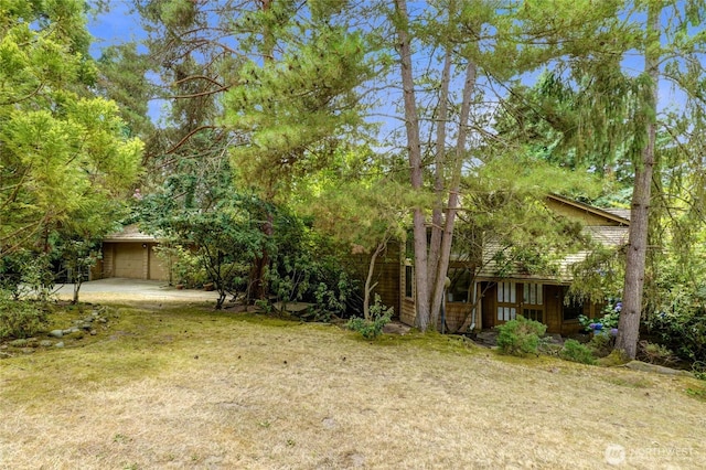 2305 88th St NE, Clyde Hill, WA 98004 - view of grassy yard featuring driveway