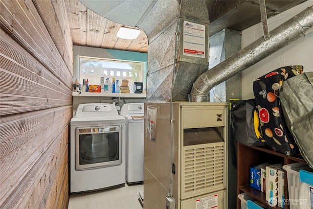 922 SW 160th St, Burien, WA 98166 - laundry area featuring washing machine and clothes dryer and heating unit