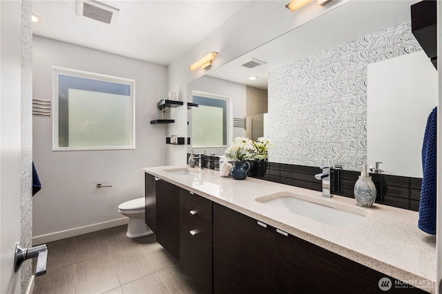 1804 25th Ave Unit A, Seattle, WA 98122 - full bath with baseboards and double vanity