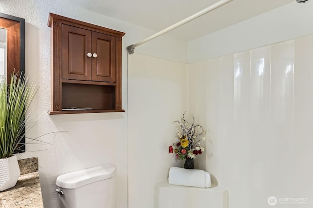 14547 NE 40th St Unit J302, Bellevue, WA 98007 - full bath featuring a shower and a textured wall