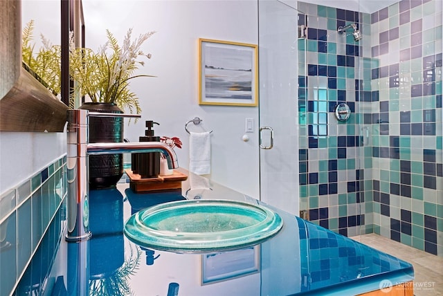 18 Holly Ln, Mercer Island, WA 98040 - full bathroom with a stall shower