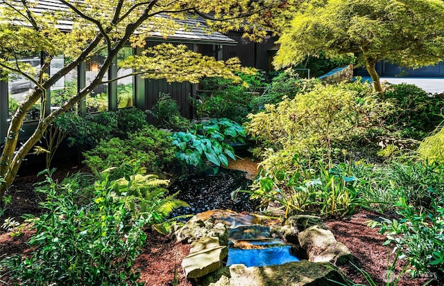 18 Holly Ln, Mercer Island, WA 98040 - view of yard featuring a small pond and a garden
