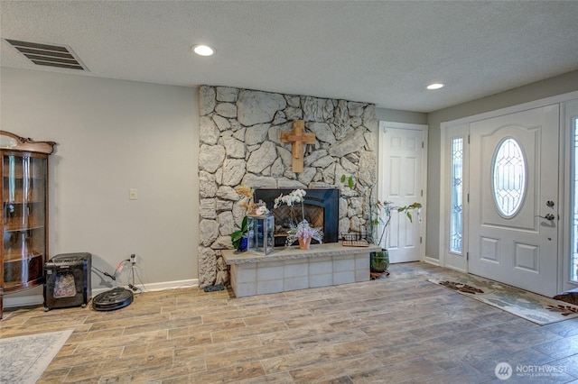 717 Judith Ct, Aberdeen, WA 98520 - foyer featuring a textured ceiling, wood finished floors, a fireplace, and recessed lighting