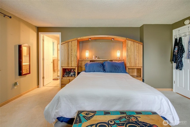 717 Judith Ct, Aberdeen, WA 98520 - carpeted bedroom featuring a textured ceiling, arched walkways, and ensuite bath