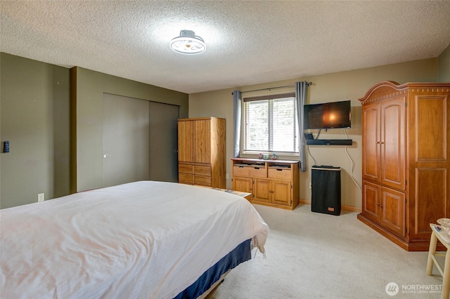 717 Judith Ct, Aberdeen, WA 98520 - bedroom featuring light carpet, a textured ceiling, and a closet