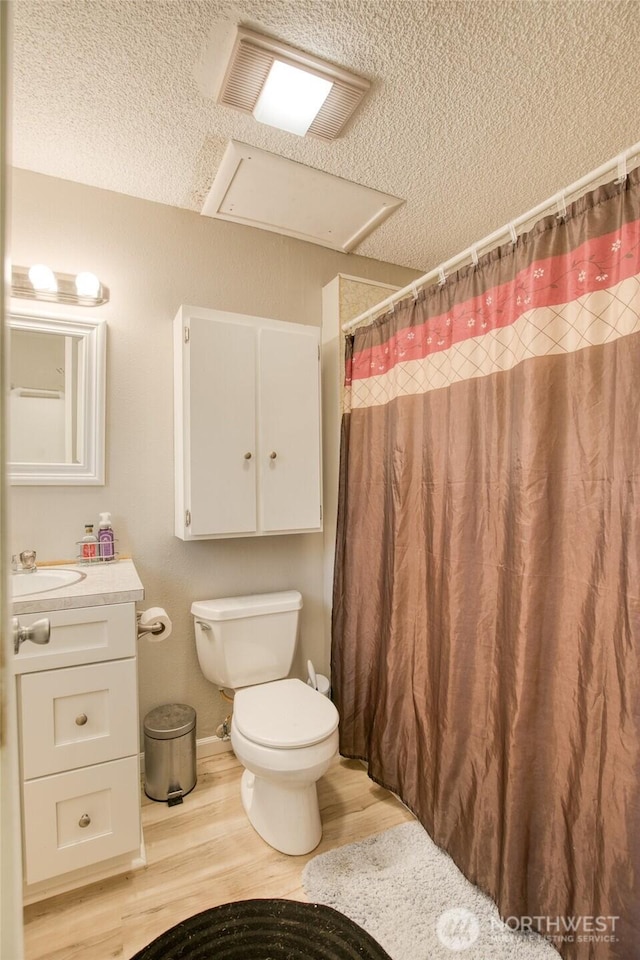 717 Judith Ct, Aberdeen, WA 98520 - bathroom featuring a textured ceiling, wood finished floors, vanity, and curtained shower