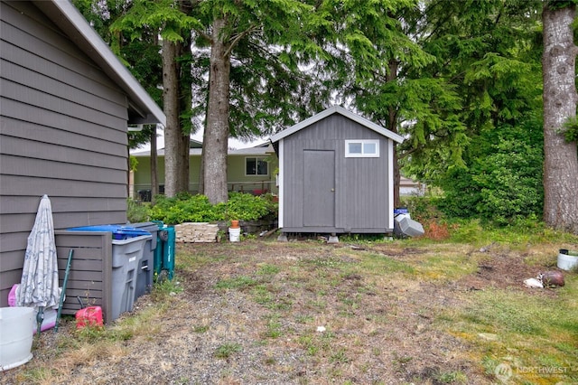 717 Judith Ct, Aberdeen, WA 98520 - view of yard featuring a storage shed