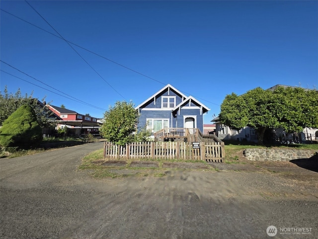 321 12th St, Raymond, WA 98577 - view of front facade with a fenced front yard