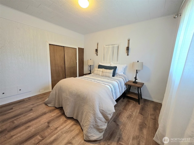 321 12th St, Raymond, WA 98577 - bedroom with wood finished floors, crown molding, and a closet