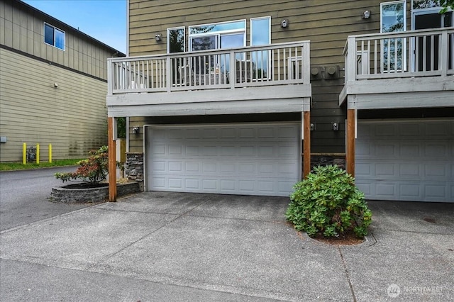 9411 18th Ave W Unit B, Everett, WA 98204 - garage with driveway