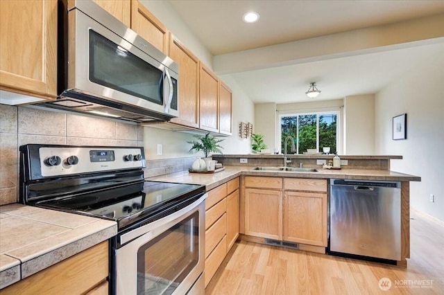 9411 18th Ave W Unit B, Everett, WA 98204 - kitchen featuring light brown cabinetry, stainless steel appliances, a peninsula, and recessed lighting