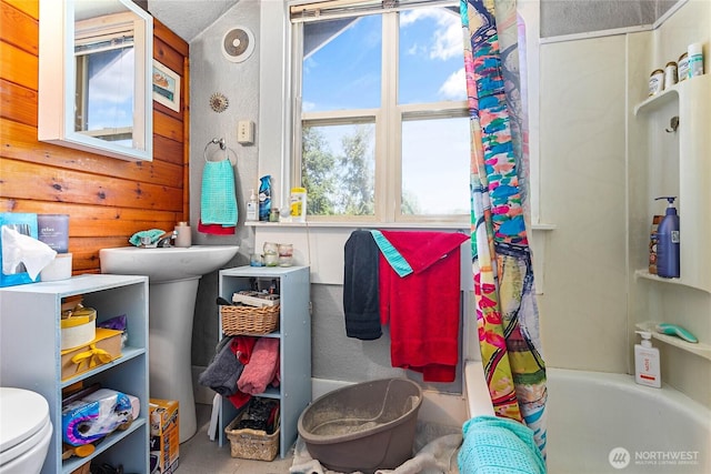 2639 Yew St, Bellingham, WA 98226 - full bath with toilet and shower / bath combo
