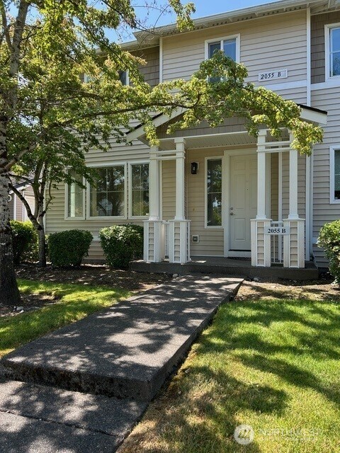 2055 Garry Oaks Ave Unit B, Dupont, WA 98327 - photo 1