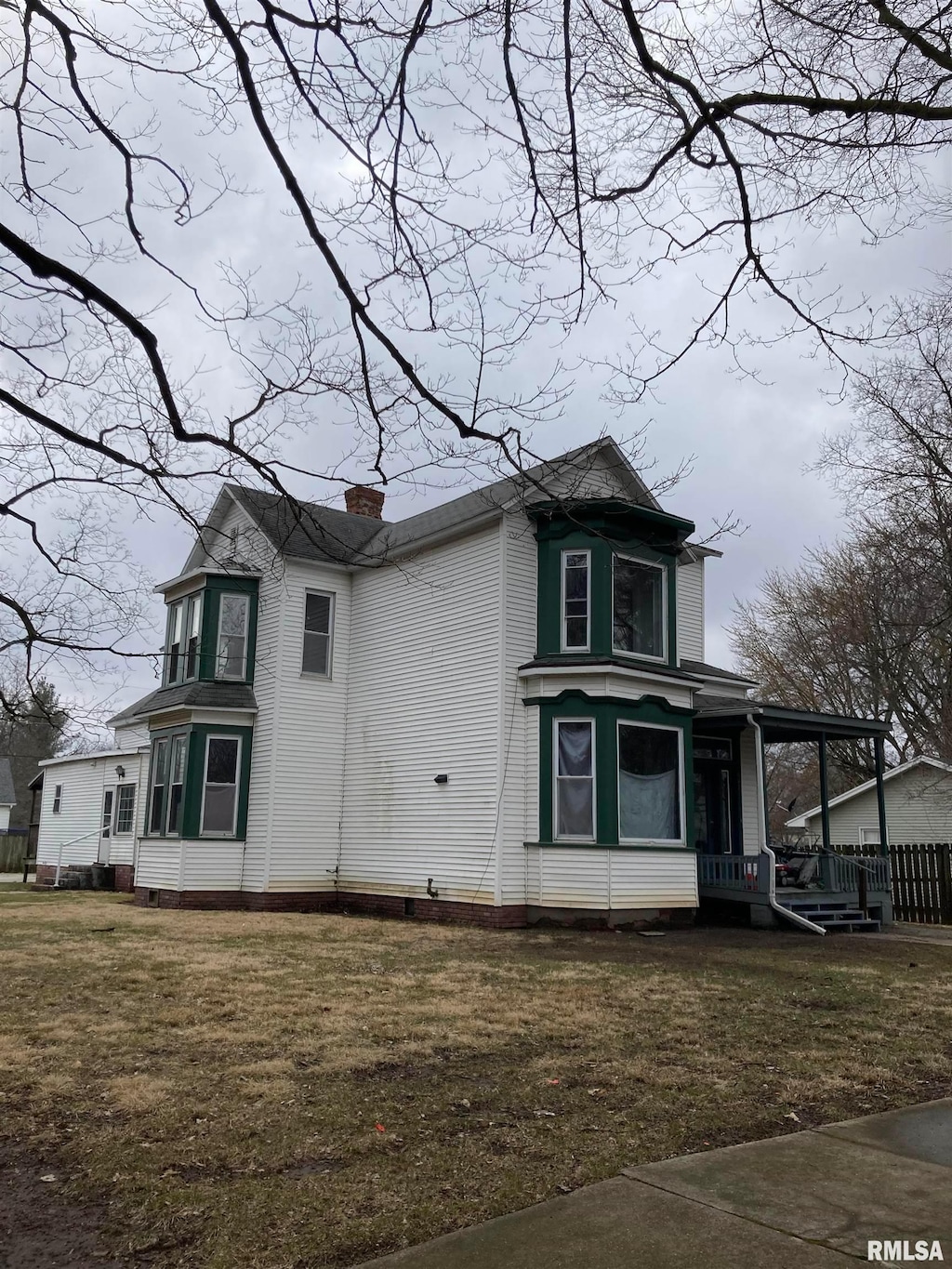 view of front facade with a front lawn