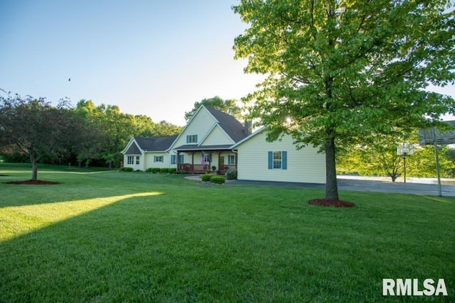 view of front of home with a front lawn