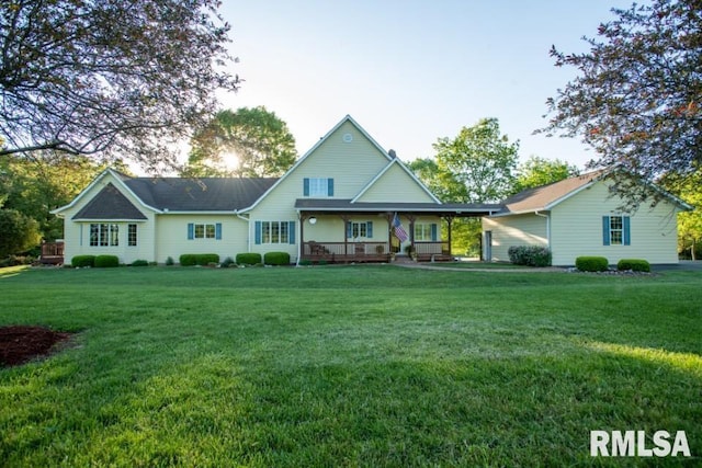 view of front of house with a front lawn