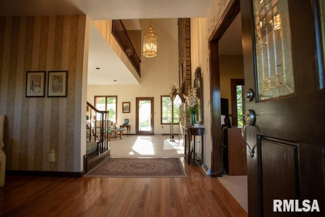 entrance foyer featuring an inviting chandelier, dark hardwood / wood-style flooring, and a high ceiling