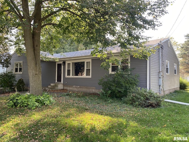 view of front facade featuring a front lawn