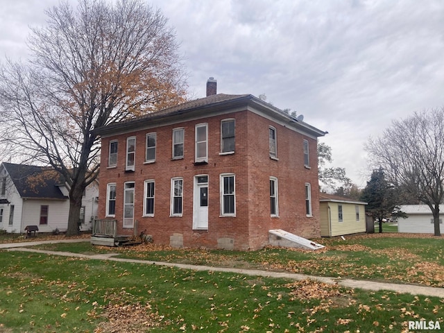 view of side of property featuring a lawn