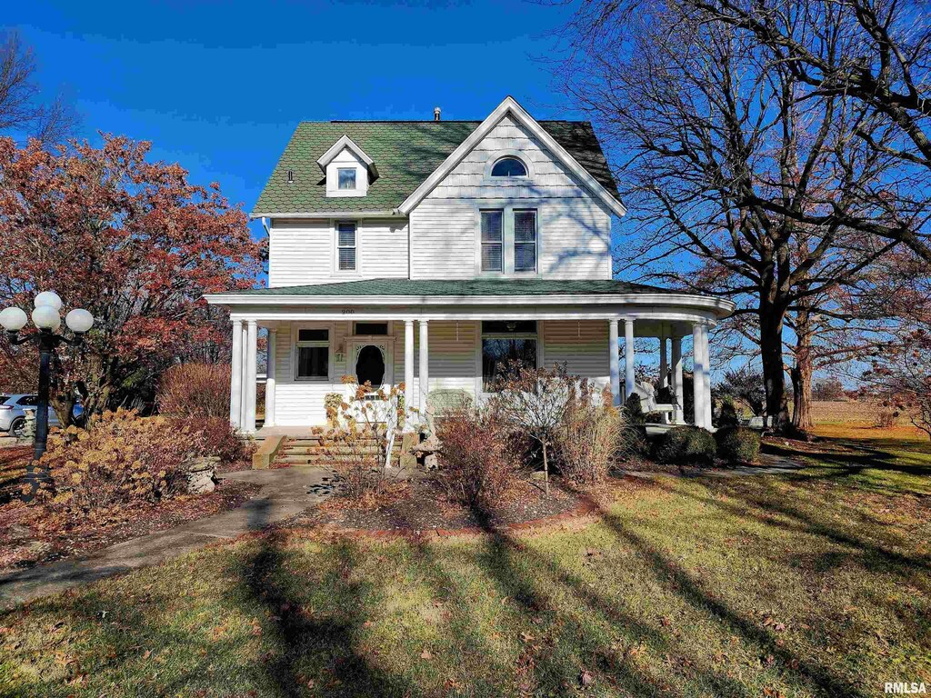 200 E Park St, Camp Point, IL 62320 - view of front facade with covered porch and a front lawn
