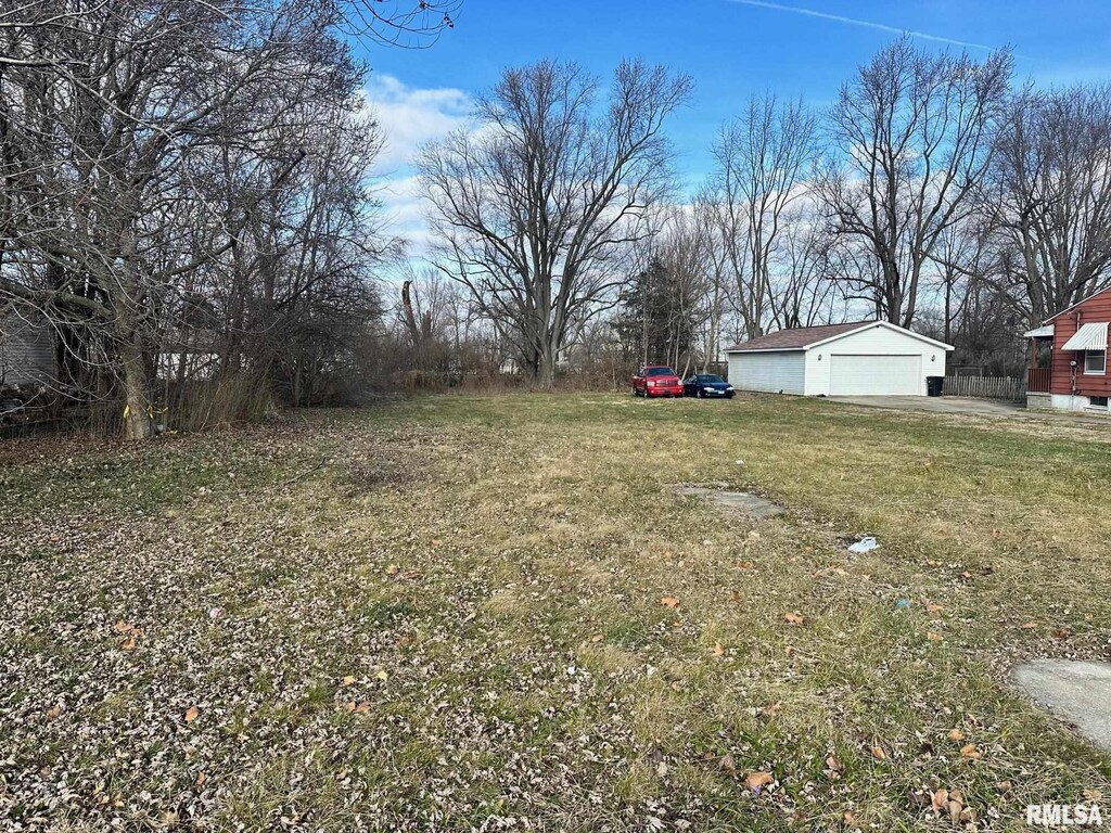 710 E Douglas St, Jacksonville, IL 62650 - photo 2