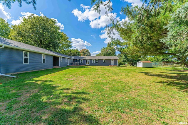 view of yard featuring a storage shed