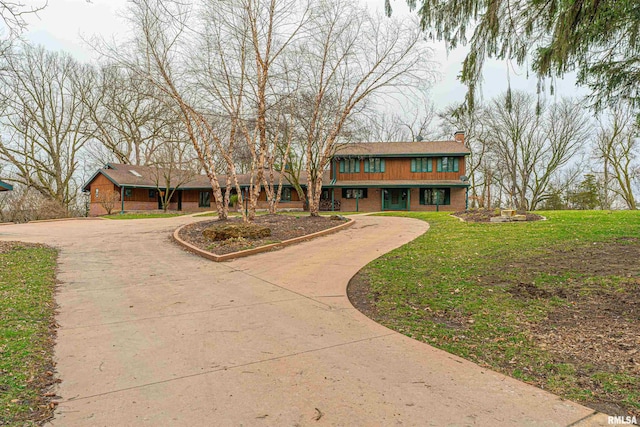 view of front of home featuring a front yard