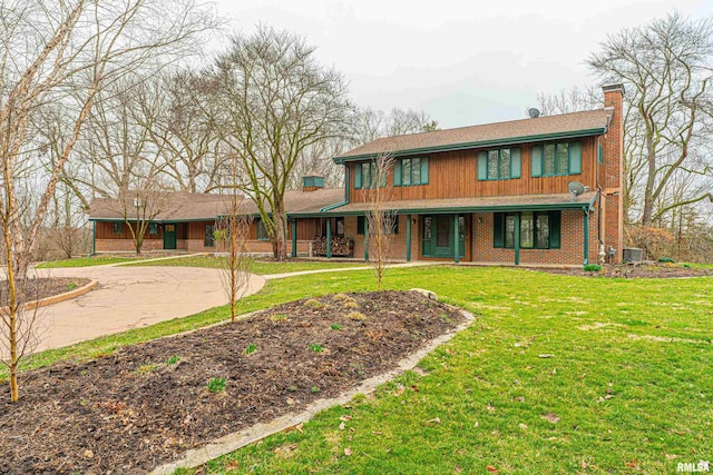 view of front of house with a front lawn