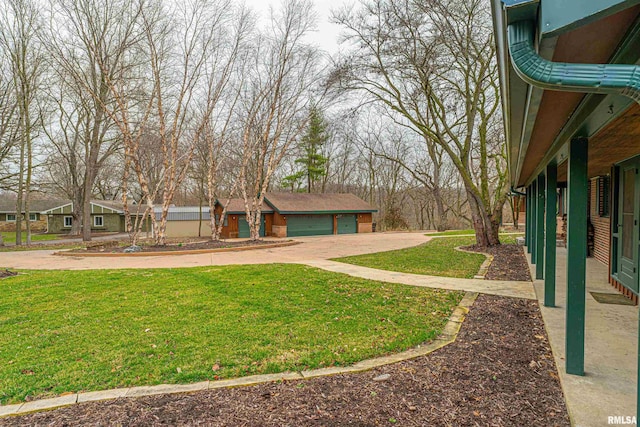 view of front of house featuring a front lawn