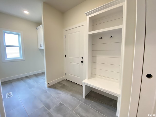 mudroom with recessed lighting, visible vents, and baseboards