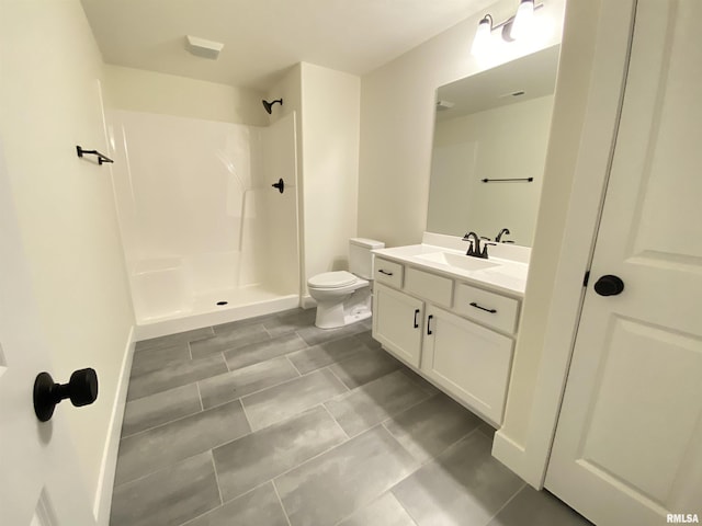 full bathroom with a shower, vanity, toilet, and baseboards