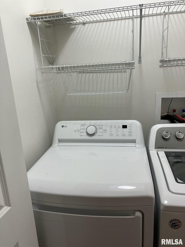 washroom featuring washing machine and clothes dryer