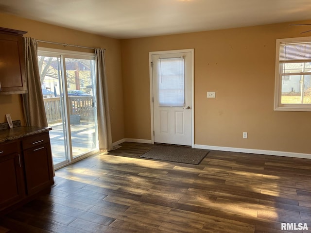 entryway featuring dark wood-type flooring and ceiling fan