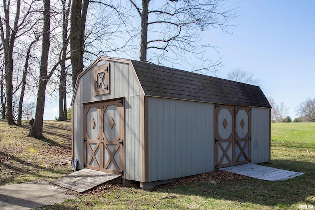 view of outdoor structure with a yard