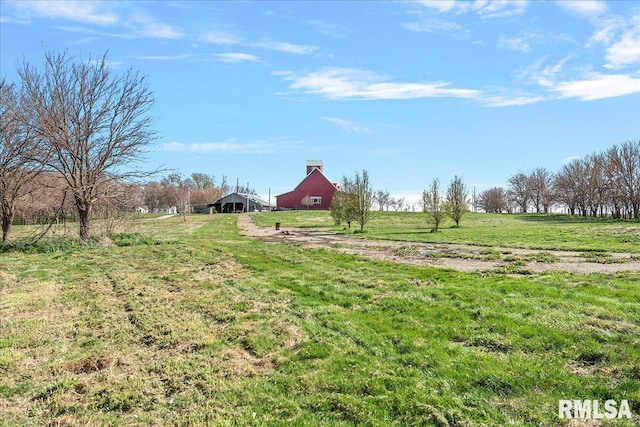 view of yard featuring a rural view and an outdoor structure