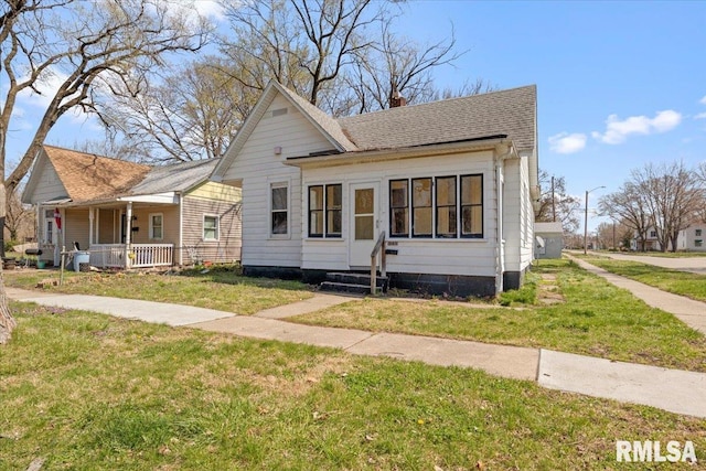 view of front of house featuring covered porch and a front yard