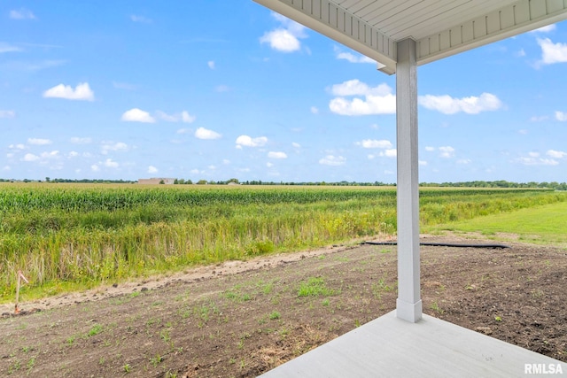 view of yard featuring a rural view