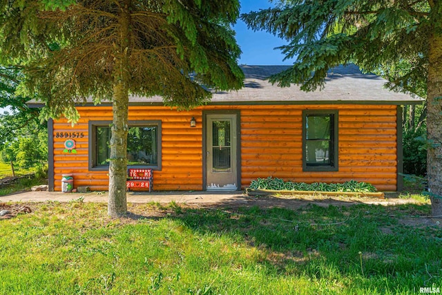 view of front of property featuring a front yard